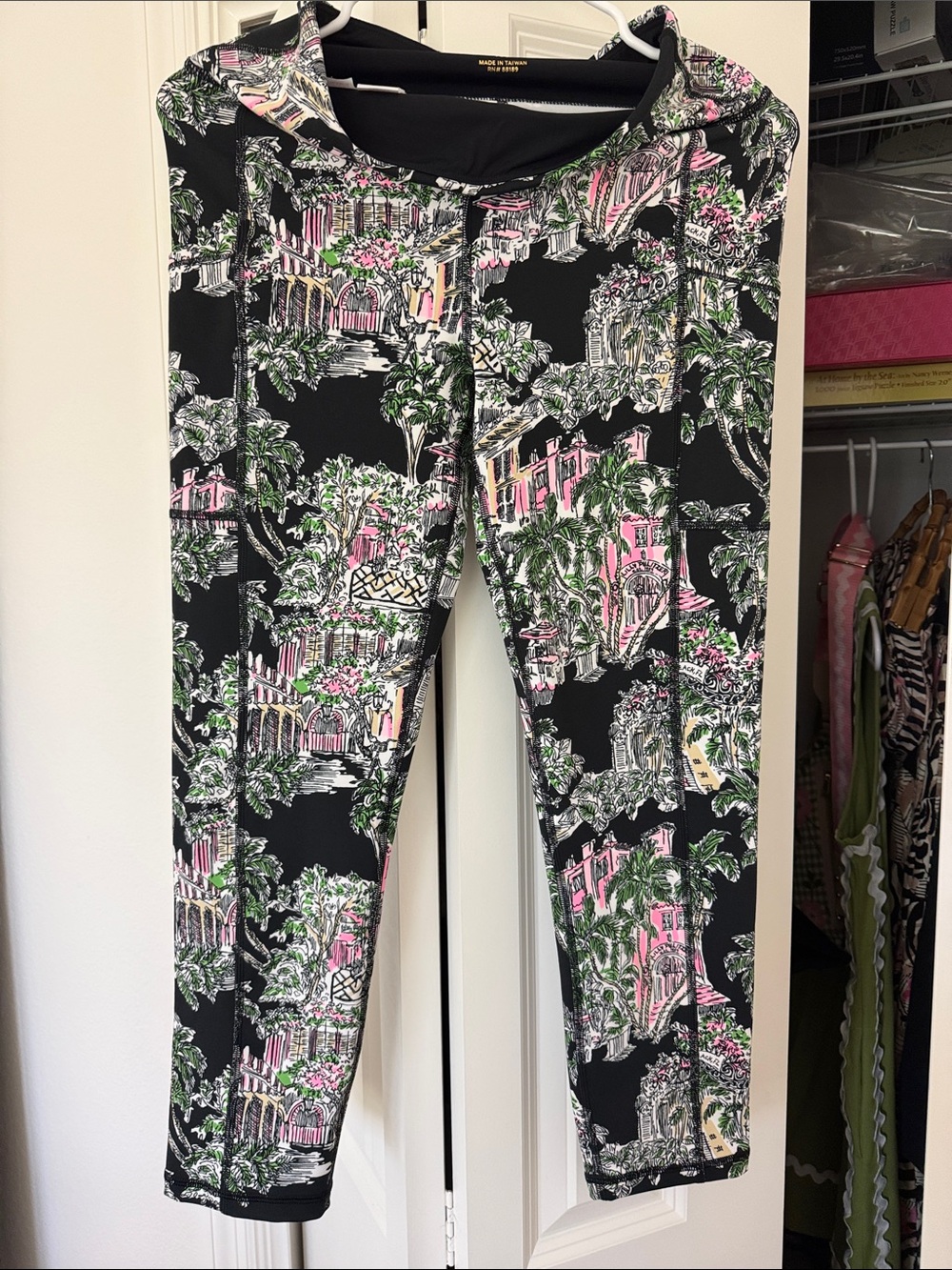 Lilly Pulitzer Black Scenic Print Cropped leggings M matching sweatshirt L